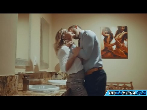 ❤️ Nalika pirang semok seduces sampeyan ing toilet umum Super porn ing kita  ❌️